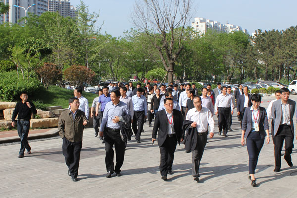 威海市鎮(zhèn)街道黨委書記參觀團(tuán)考察聯(lián)橋集團(tuán)